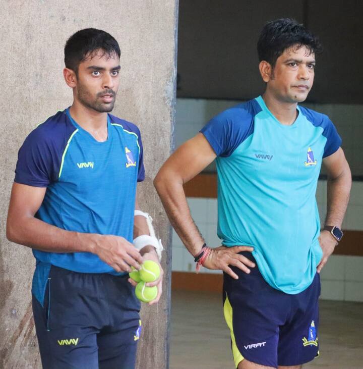 প্র্যাক্টিসের ফাঁকে লক্ষ্মীরতন বলেন, 'কোচ হিসাবে আমার ভূমিকাটা হয়তো নতুন। কিন্তু এই জায়গাটা নতুন নয়। চেনা জায়গা, চেনা পরিবেশ। দীর্ঘদিন এই দলেই ছিলাম। আপাতত প্রাথমিক বিষয়গুলোতে জোর দিতে চাই। সাধারণ ব্যাটিং ড্রিল দিয়ে শুরু করেছি। ভেজা টেনিস বল এবং প্লাস্টিক বলে হুক এবং পুল শট প্র্যাকটিস করালাম। আজ সাড়ে পাঁচ ঘণ্টার ট্রেনিং হয়েছে। আগামী দিনে সেটা ছ'ঘণ্টা ছাড়িয়ে যাবে।'