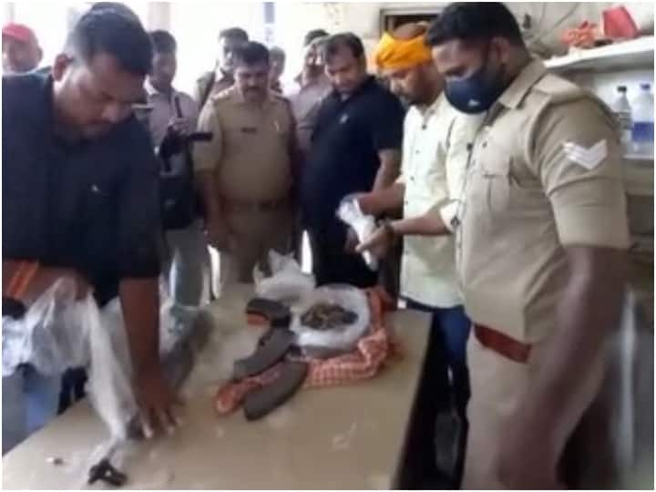 bhadohi uttar pradesh police confiscated ak 47 rifle found in ex mla vijay mishra's petro pump ann Bhadohi: बाहुबली विजय मिश्रा के पेट्रोल पंप से मिली AK-47 राइफल और मैग्जीन, बेटे विष्णु मिश्रा की निशानदेही पर हुई जब्त