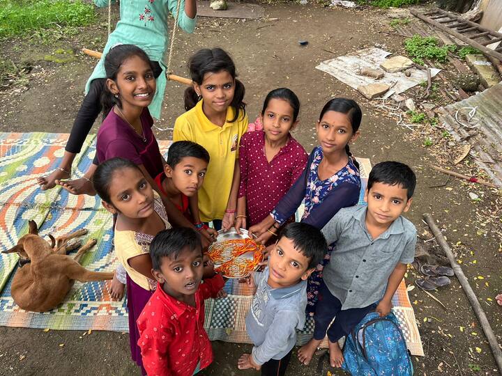गरीबीमुळे शिक्षणापासून वंचित विद्यार्थ्यांना ही शाळा शिक्षण देते. त्यांच्यामाध्यमातून कमवा आणि शिका अंतर्गत यंदा राख्या तयार करण्यात आल्या आहे.