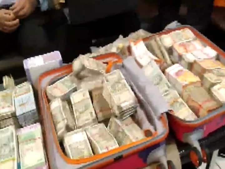 Madhya Pradesh Clerk Drinks Floor Cleaner After EOW Raids House. Rs 85 Lakh Cash, Assets Worth Crores Uncovered MP Clerk Drinks Floor Cleaner As EOW Raids House. Rs 85 Lakh Cash, Assets Worth Crores Uncovered
