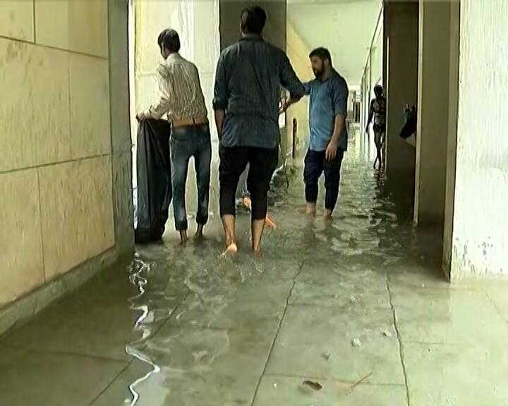 heavy rain in Ahmedabad, Gandhinagar Gujarat Rain: અમદાવાદ-સુરત-ગાંધીનગરમાં ધોધમાર વરસાદ, સ્વર્ણિમ સંકુલ-1માં પાણી ભરાયા