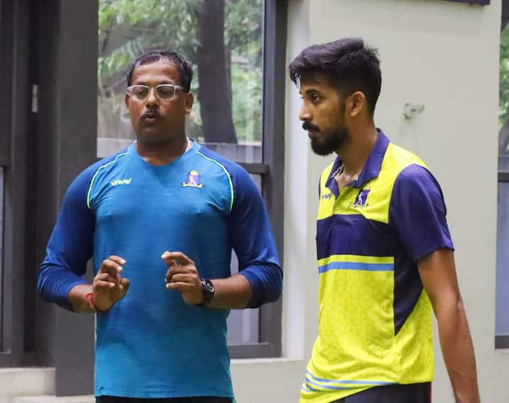 বুধবার মাঠে নেমে পড়লেন লক্ষ্মীরতন। শুরু হয়ে গেল বাংলার অনুশীলন। বৃষ্টির জন্য মাঠ পাওয়া যাচ্ছে না। তাই ইডেনের ইন্ডোরে চলল ম্যারাথন প্র্যাক্টিস। ছটি পিচে প্রায় সাড়ে পাঁচ ঘণ্টা ধরে প্রথম দিনের অনুশীলন চলে। হাজির ছিলেন অভিমন্যু ঈশ্বরণ, অনুষ্টুপ মজুমদার, শাহবাজ আহমেদ, ঈশান পোড়েলরা। মরসুমের প্রথম প্র্যাকটিসে ছিলেন না মনোজ তিওয়ারি, মহম্মদ শামি।