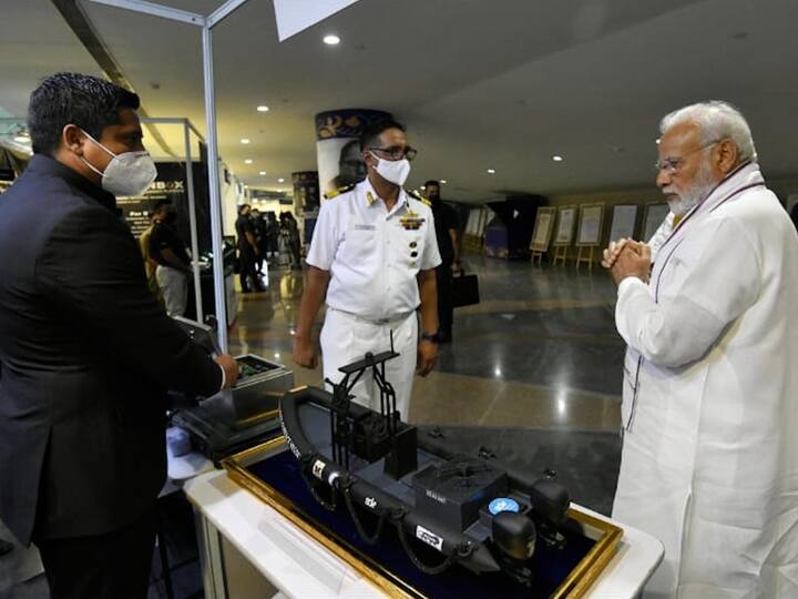त्या अनुषंगाने पंतप्रधान नरेंद्र मोदींच्या उपस्थितीत वरुणा ड्रोनच प्रात्यक्षिक ही पार पडलंय. या आगळ्या-वेगळ्या ड्रोनची निर्मिती पुण्यातील सागर डिफेन्स इंजिनियरिंग कंपनीने या ड्रोनची निर्मिती केलीये.