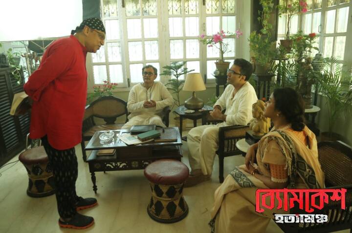 ৭১-এর কলকাতা। অস্থির সময়। তার ছায়া পড়েছে বাণিজ্যিক থিয়েটারেও। তখন বাংলায় থিয়েটারের রমরমা, অনেক বড় অভিনেতারাই নিয়মিত থিয়েটার করেন সেই সময়ে। কিন্তু ৭১-এর থিয়েটার তো আর লেন্সবন্দি করা হয়নি। ফলে বাণিজ্যিক থিয়েটারের সেই যুগ হারিয়ে গিয়েছে অতলেই।