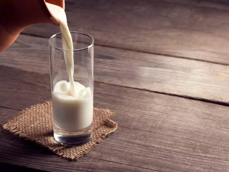 Health Tips: Besides controlling low BP, cold milk also improves mood, know about some such special benefits. Health Tips : ਲੋਅ ਬੀਪੀ ਨੂੰ ਕੰਟਰੋਲ ਕਰਨ ਦੇ ਨਾਲ-ਨਾਲ ਮੂਡ ਨੂੰ ਵੀ ਠੀਕ ਕਰਦੈ ਠੰਢਾ ਦੁੱਧ, ਜਾਣੋ ਅਜਿਹੇ ਕੁਝ ਖਾਸ ਫਾਇਦਿਆਂ ਬਾਰੇ