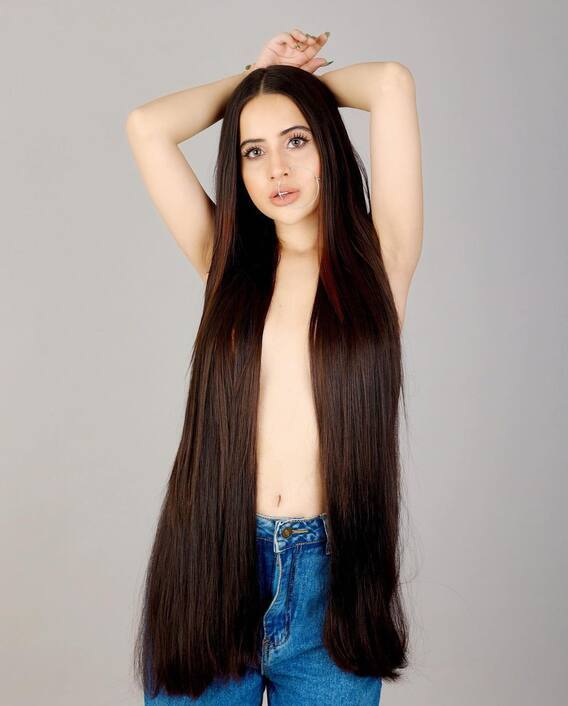 ਉਰਫੀ ਜਾਵੇਦ ਆਪਣੀ ਅਜੀਬੋ ਗ਼ਰੀਬ ਡਰੈਸਿੰਗ ਸੈਂਸ ਤੋਂ ਲੈਕੇ ਆਪਣੀ ਸਪੱਸ਼ਟ ਬਿਆਨਬਾਜ਼ੀ ਲਈ ਬਹੁਤ ਸਾਰੀਆਂ ਸੁਰਖੀਆਂ ਬਟੋਰਦੀ ਹੈ। ਕੋਈ ਵੀ ਦਿਨ ਅਜਿਹਾ ਨਹੀਂ ਜਾਂਦਾ ਜਦੋਂ ਉਸ ਦੀ ਕੋਈ ਵੀ ਫੋਟੋ ਜਾਂ ਵੀਡੀਓ ਸੋਸ਼ਲ ਮੀਡੀਆ 'ਤੇ ਵਾਇਰਲ ਨਾ ਹੋਵੇ।