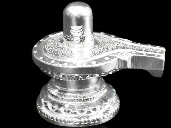 ચાંદી - શાસ્ત્રો અનુસાર શ્રાવણ માં ચાંદીનું દાન કરવાથી કાલ સર્પ દોષમાંથી મુક્તિ મળે છે. ચાંદીની વસ્તુઓનું દાન કરવાથી સફળતાનો માર્ગ ખુલે છે.