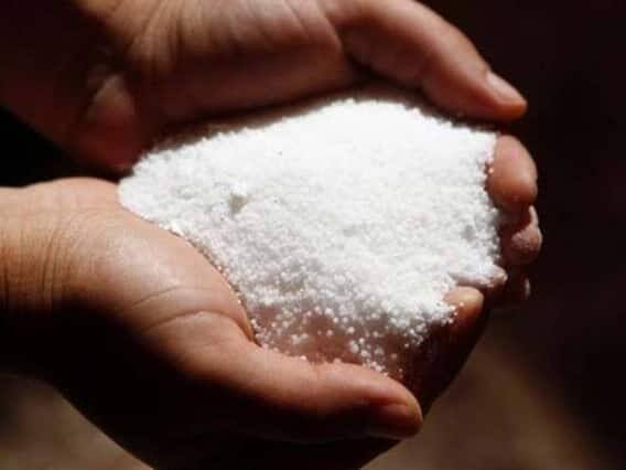 મીઠું - શાસ્ત્રોમાં મીઠાને સકારાત્મક ઉર્જાનું પ્રતિક માનવામાં આવે છે. શ્રાવણ માં જરૂરિયાતમંદોને મીઠું દાન કરવાથી સુખ-સમૃદ્ધિ વધે છે. જીવનની તમામ પરેશાનીઓમાંથી મુક્તિ મળે છે.