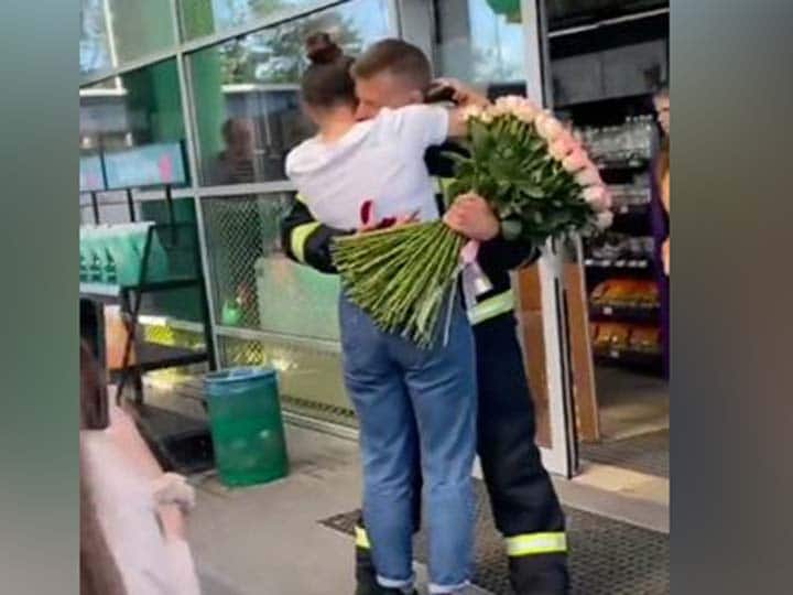 viral video in between russia ukraine war will touch your heart to see a rescuer propose girlfriend amid siren Viral Video: रूस- यूक्रेन महायुद्ध के बीच  दिल को छू लेने वाला वीडियो आया सामने, देखकर आप भी कहेंगे-प्यार किया तो डरना क्या