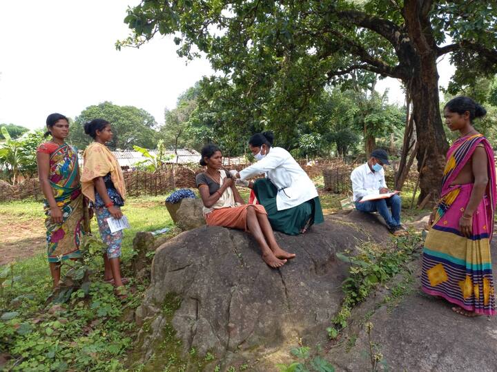 कोविड वेक्सिनेशन में पिछड़ते छत्तीसगढ़ के बस्तर में लक्ष्य पूरा करने के लिए जिला प्रशासन ने कोरोना टीकाकरण महाअभियान चलाया. बुधवार को जिले के एक लाख लोगों को वैक्सीन लगाने का लक्ष्य रखा गया था, जिसमें 57 हजार लोगों ने वैक्सीन लगाया गया है, दरअसल बस्तर जिले के ग्रामीण अंचलों में अभी भी कोविड वैक्सीन को लेकर ग्रामीणों में भय का माहौल बना हुआ है.