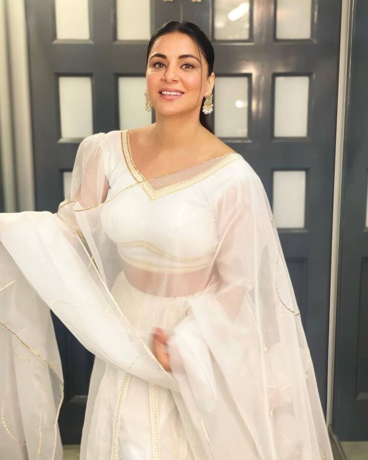 ‘कुंडली भाग्य’ फेम एक्ट्रेस श्रद्धा आर्या (Shraddha Arya) टीवी इंडस्ट्री की सबसे टैलेंटेड एक्ट्रेसेस में से एक हैं.