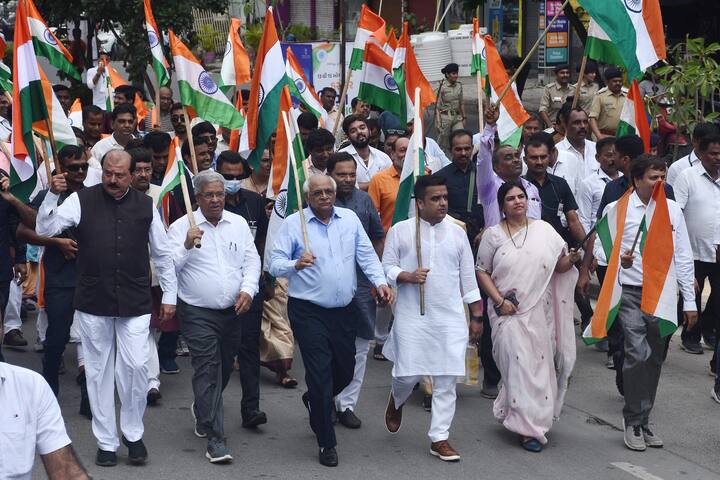 গুজরাতে খোদ মুখ্যমন্ত্রী যোগ দিয়েছেন তিরঙ্গা যাত্রায়। সে রাজ্যের মুখ্যমন্ত্রী ভূপেন্দ্র প্যাটেল জাতীয় পতাকা হাতে হাঁটছেন সুরাটের রাস্তায়। ছবি: পিটিআই