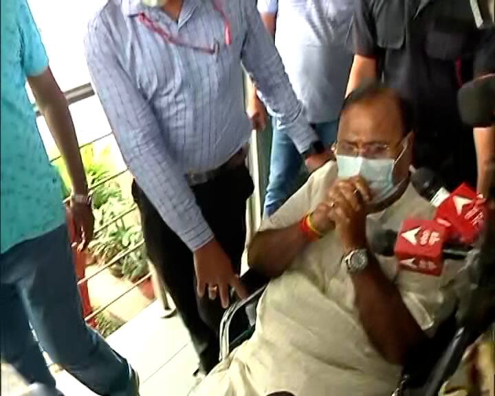 শিক্ষক নিয়োগে দুর্নীতি ও বিপুল টাকার উত্স নিয়ে মঙ্গলবার কলকাতায় পার্থ চট্টোপাধ্যায়কে ED-র একের পর এক প্রশ্নের সম্মুখীন হতে হচ্ছে পার্থ চট্টোপাধ্যায়কে। একদিন ছাড়া ছাড়া চলছে তাঁর স্বাস্থ্য পরীক্ষাও।