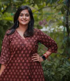 Actress  Ramya Nambeesan :  கண்ண குழி அழகி ரம்யா நம்பீசனின் க்ளிக்ஸ்!