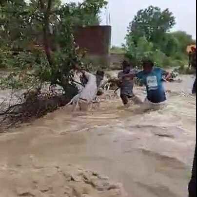 Nanded Rain : नायगावमध्ये मुसळधार तर उमरीमध्ये ढगफुटी सदृश्य पाऊस, नागरिकांसह विद्यार्थ्यांचा पुराच्या पाण्यातून प्रवास 