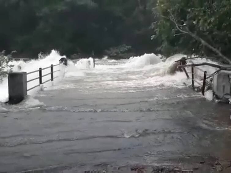 Land bridge submerged in flood water due to heavy rains near Coimbatore TNN கோவை அருகே வெள்ள நீரில் மூழ்கிய தரைப்பாலம் ; வால்பாறை சாலையில் மண் சரிவால் போக்குவரத்து பாதிப்பு