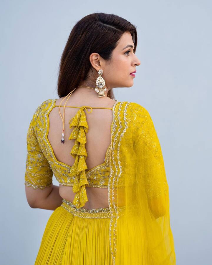 लहंगे में श्रद्धा ने कई पोज दिए हैं. उनके इस लेटेस्‍ट लुक पर फैंस फिदा हो रहे हैं. जिसे देखो वो हार्ट की इमोजी सेंड कर रहा है;