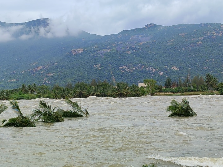 Mettur Dam : மேட்டூர் அணையில் இருந்து திறக்கப்படும் நீரின் அளவு 1.80 இலட்சம் கன அடியாக குறைவு..