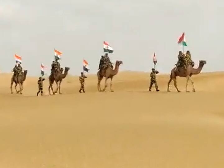 Azadi Ka Amrit Mahotsav: रेगिस्तान के जहाज पर सवार BSF जवानों ने निकाली तिरंगा यात्रा, स्वास्थ्य मंत्री ने शेयर किया वीडियो BSF jawans aboard on Camels take out Tiranga Yatra in Sand Dunes of Rajasthan Health Minister shares video Azadi Ka Amrit Mahotsav: रेगिस्तान के जहाज पर सवार BSF जवानों ने निकाली तिरंगा यात्रा, स्वास्थ्य मंत्री ने शेयर किया वीडियो