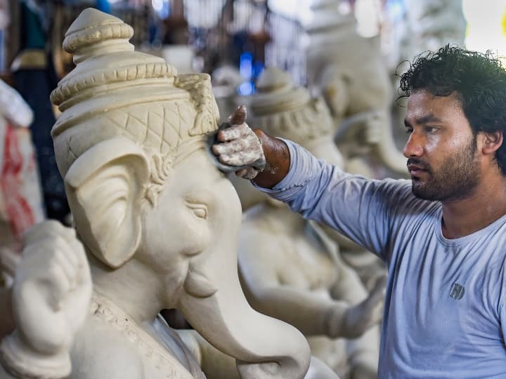 Ganesh Chaturthi 2022: Telangana Government will distribute 6 lakh clay Ganesh idols in Hyderabad Ganesh Chaturthi 2022: हैदराबाद में सरकार बांटेगी 6 लाख मिट्टी की गणेश की मूर्तियां, विभागों को दी जिम्मेदारी
