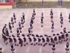 Watch: Snake Game खेलकर स्कूली बच्चों ने सीखा टीम वर्क, क्या आपको भी है इसकी जरूरत?