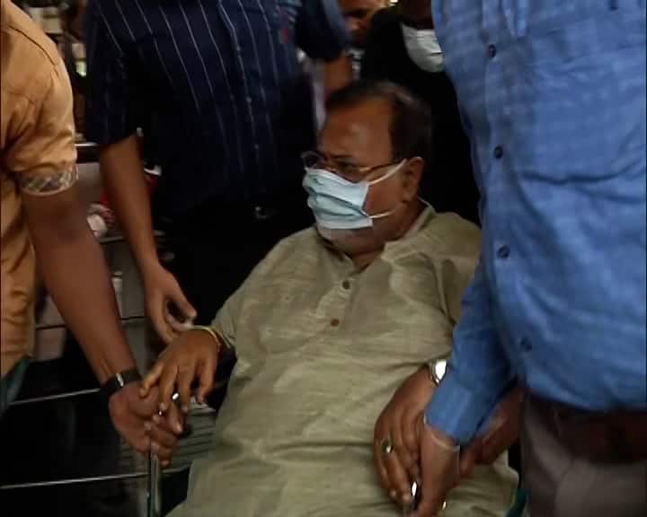 ভুবনেশ্বর AIIMS -এর রিপোর্ট অনুসারে, পার্থ চট্টোপাধ্যায়ের ওজন এখন ১১১ কিলো। রয়েছে ডায়াবেটিস, প্রেসার, থাইরয়েডের সমস্যা। সোমবার দুপুরে, সমস্ত টেস্টের পর, ডায়াবেটিস ডায়েট দেওয়া হয় পার্থ চট্টোপাধ্যায়কে।