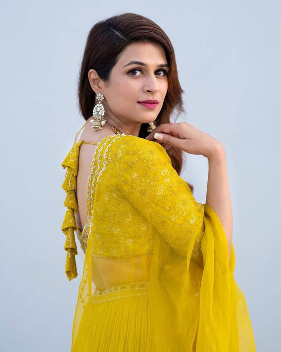 पीले लहंगे में बलां की खूबसूरत लगीं Shraddha Das, अदाओं पर दिल हार बैठे चाहने वाले
