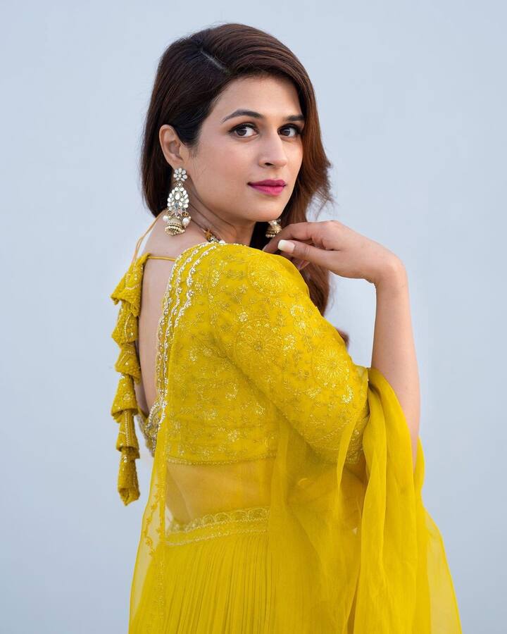 जिस खूबसूरती से श्रद्धा ने लहंगा कैरी किया है, उसकी भी लोग तारीफ कर रहे हैं. यंगस्‍टर्स  उनसे टिप्‍स ले सकते हैं.