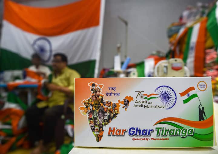 ভারতের স্বাধীনতা এসেছে একাধিক আত্মত্যাগের মাধ্যমে। পরিচিত এবং বিখ্যাত ব্যক্তিত্বের সঙ্গেই অসংখ্য নাম না জানা, বিস্মৃতির অতলে তলিয়ে যাওয়া নাগরিকের ঘাম-রক্ত জড়িয়ে রয়েছে এই স্বাধীনতায়। যার সামনে মুছে যায় জাতপাত, ধর্ম, বর্ণ, ভাষার যাবতীয় ভেদাভেদ। ছবি: পিটিআই