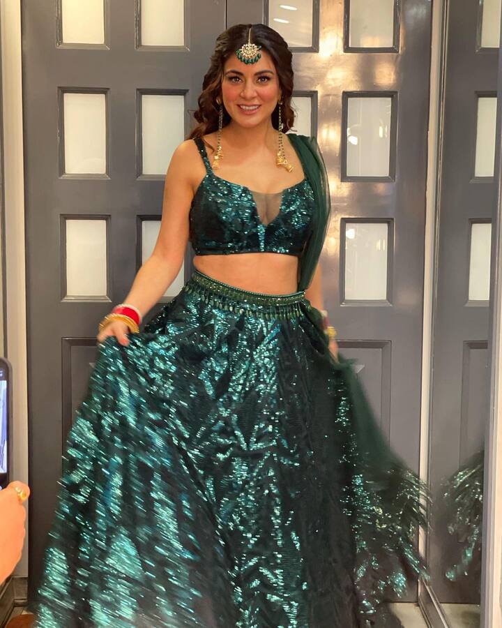 एक्टिंग के अलावा श्रद्धा आर्या अपने ग्लैमरस लुक की वजह से भी चर्चाओं में रहती हैं. उनका हर लुक ट्रेंड बन जाता है.