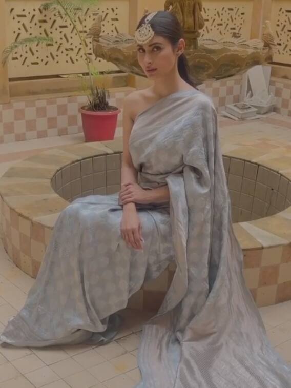 मौनी रॉय का देसी अंदाज