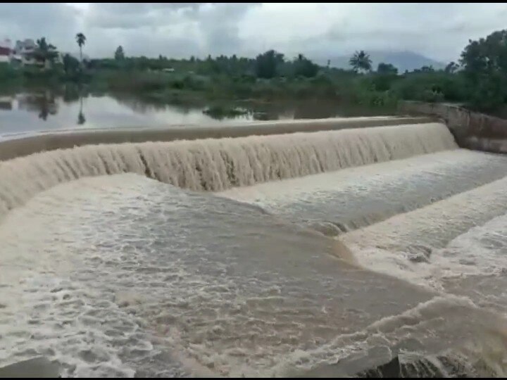 கோவை அருகே வெள்ள நீரில் மூழ்கிய தரைப்பாலம் ; வால்பாறை சாலையில் மண் சரிவால் போக்குவரத்து பாதிப்பு