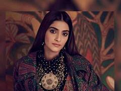 Sonam Kapoor : अभिनेत्री सोनम कपूरने सोशल मीडियावर शेअर केले सुजलेल्या पायाचे फोटो! म्हणाली ‘आई होणं कधी कधी...’