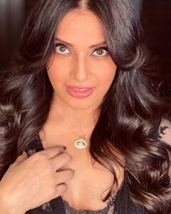 Bipasha Basu Pics: सोशल मीडिया पर बिपाशा बसु गिरा रही हैं हुस्न की बिजलियां, ग्लैमरस फोटोज ने धड़काया फैंस का दिल