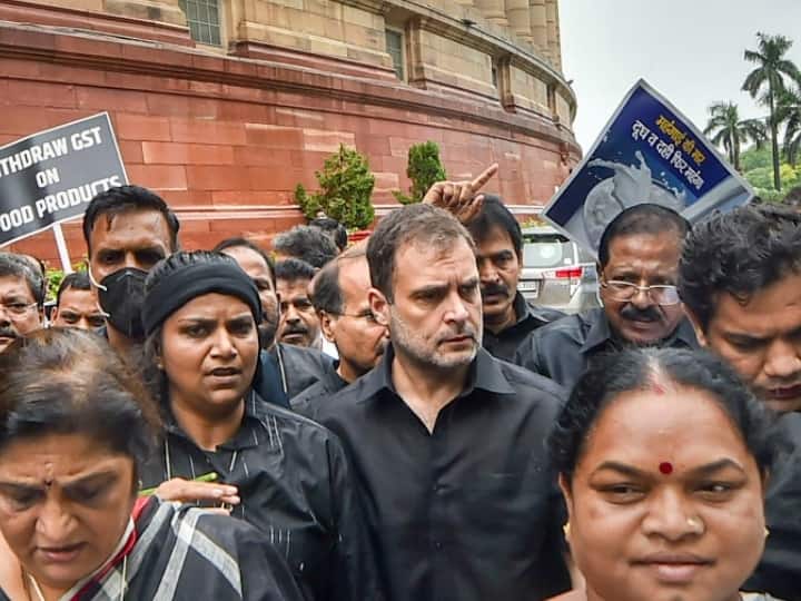 Rahul Gandhi Detained By Delhi Police At Vijay Chowk Congress Protest काले कपड़ों में कांग्रेस का सड़क पर प्रदर्शन, हिरासत में राहुल, बोले- इस तानाशाह सरकार को लग रहा है डर