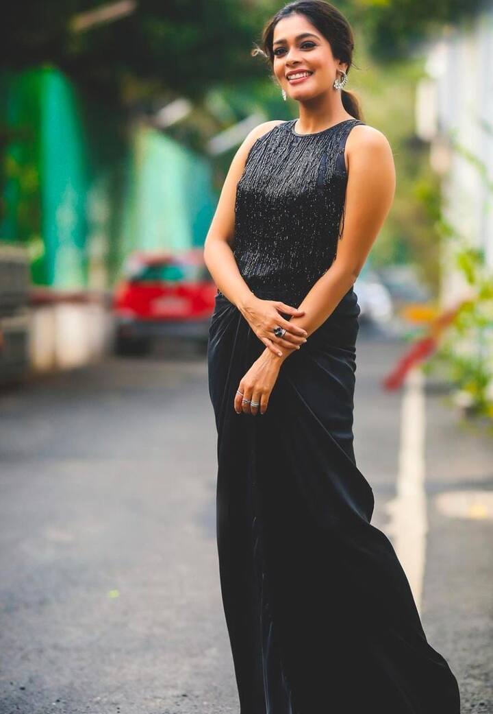 ஹே ஐ என்றால் அது கடவுள் என்றால் அந்த கடவுளின் துகள் அவள்தானா .......