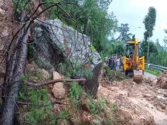 Dharamshala Landslide: धर्मशाला में लैंडस्लाइड, मैक्लोडगंज में आवाजाही पूरी तरह से बंद, कई गाड़ियां क्षतिग्रस्त