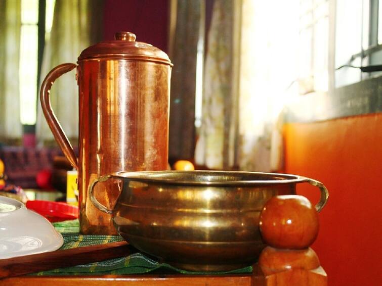 Health tips drinking water in copper vessel benefits marathi news Health tips : तांब्याच्या भांड्यातून पाणी पिण्याचे 'हे' आहेत फायदे; जाणून घ्या वैज्ञानिक तथ्य