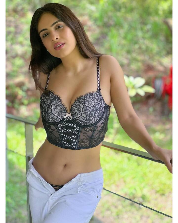 મુંબઇઃ પંજાબી સિનેમાના મ્યૂઝિક આલ્બમ્સમાં નજર આવી ચૂકેલી અભિનેત્રી નેહા મલિક પોતાની હોટ તસવીરોને લઈ ચર્ચામાં છે.