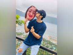 Philippines : সশরীরে না থেকেও সঙ্গী, স্ত্রী-র ছবি দেওয়া বালিশ নিয়ে ভ্রমণে তরুণ !