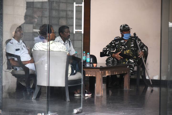 শুক্রবার আদালতে তাঁর আইনজীবী জানান, ‘তাঁর মক্কেল বিধায়কপদ থেকে ইস্তফা দেওয়ার কথা ভাবছেন’ আদালতে সওয়াল জবাবে দাবি পার্থর আইনজীবীর ।