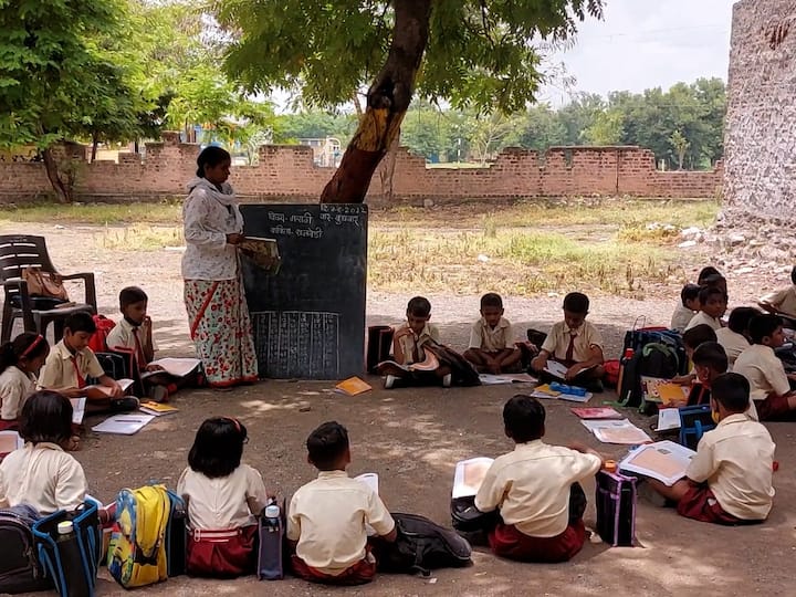 Ahmednagar Shrirampur ZP School Students studying under a tree  शाळा धोकादायक म्हणून पाडायला घाई, पण चार वर्षे झालं तरी बांधकाम नाही; श्रीरामपुरातल्या विद्यार्थ्यांचे झाडाखाली बसून शिक्षण
