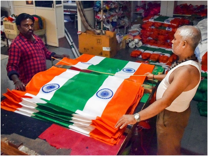 Independence Day 2022 Azadi Ka Amrit Mahotsav Har Ghar Tiranga demand For National Flag increased 10 times Independence Day 2022: तिरंगे की डिमांड 10 गुना बढ़ी, बाजार में कम पड़े ध्वज... दुकानदारों ने बंद की बुकिंग