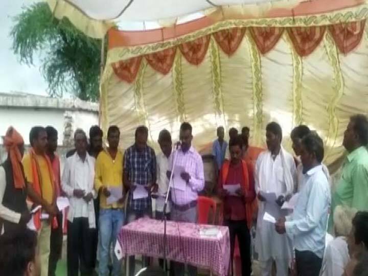 Madhya pradesh damoh distric Husbands take oath in place of elected wives at MP Panchayat MP Panchayat Chunav: दमोह में तो हद हो गई...पंचायत चुनाव जीता पत्नियों ने और पंच-सरपंच बन गए पति
