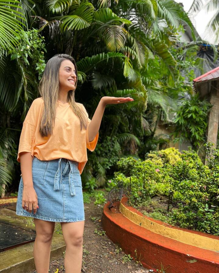 भोजपुरी सिनेमा की मशहूर एक्ट्रेस अक्षरा सिंह आए दिन चर्चा का विषय बनी रहती हैं. इस बीच सोशल मीडिया पर अक्षरा सिंह की लेटेस्ट फोटो सामने आईं हैं. जिनमें अक्षरा कूल अंदाज में नजर आ रही हैं.