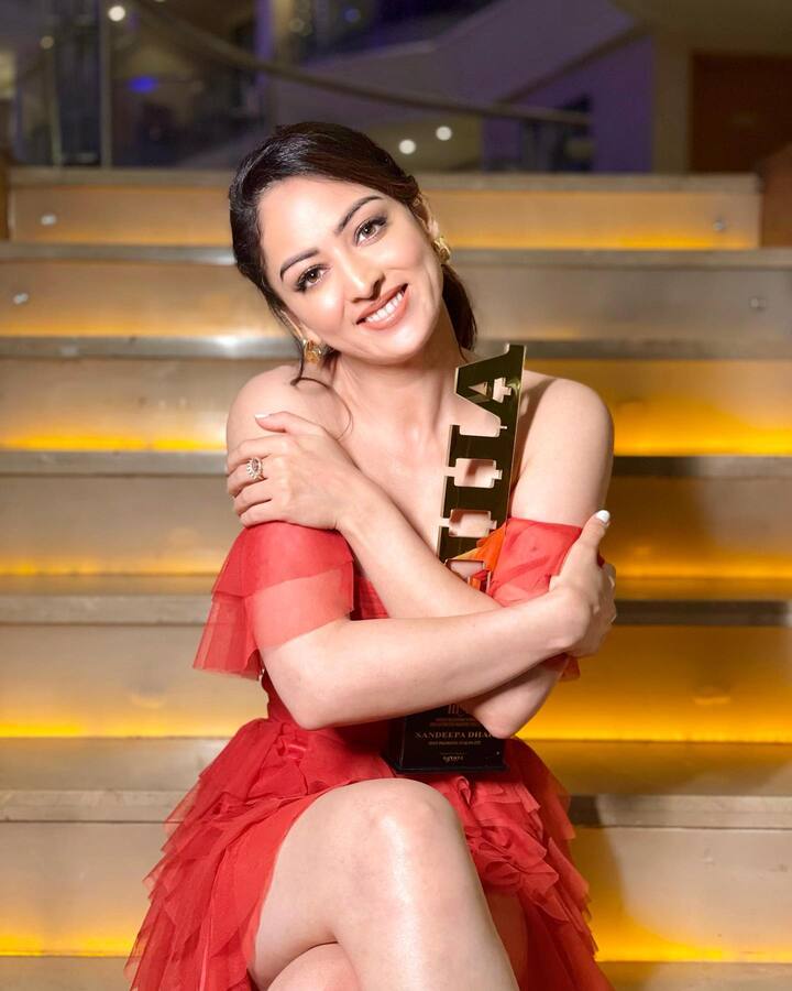 संदिपा धार 'इसी लाईफ मे', 'दबंग 2' आणि 'हिरोपंती' या चित्रपटांमध्ये झळकली आहे.