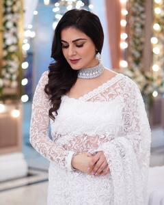 Shraddha Arya : સફેદ સાડીમાં શ્રદ્ધા આર્યાએ શેર કર્યા ગ્લેમરસ Photos