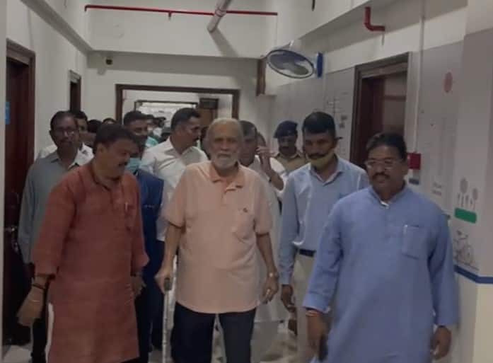 Suresh Kalmadi Pune PMC: सुरेश कलमाडी यांची पुणे महापालिकेत 10 वर्षांनी एंन्ट्री, पाहा काय म्हणाले कलमाडी? pune suresh kalmadi visits pune corporation after ten years Suresh Kalmadi Pune PMC: सुरेश कलमाडी यांची पुणे महापालिकेत 10 वर्षांनी एंन्ट्री, पाहा काय म्हणाले कलमाडी?