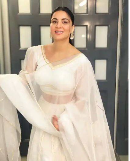 ਅਦਾਕਾਰੀ ਤੋਂ ਇਲਾਵਾ ਸ਼ਰਧਾ ਆਰੀਆ ਆਪਣੇ ਗਲੈਮਰਸ ਲੁੱਕ ਕਾਰਨ ਵੀ ਚਰਚਾ 'ਚ ਰਹਿੰਦੀ ਹੈ। ਉਸ ਦਾ ਹਰ ਲੁੱਕ ਟਰੇਂਡ ਬਣ ਜਾਂਦਾ ਹੈ।