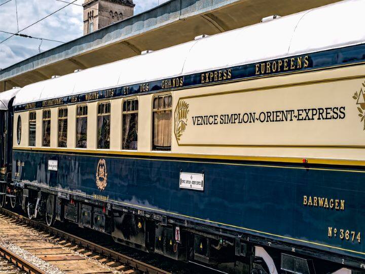 Luxury Train Orient Express : ट्रेन (Train) की सवारी की खूबसूरती को वही समझ सकता है, जिसे फ्लाइट, गाड़ी या बाइक से ज्यादा ट्रेन से घूमना पसंद हो. कई लोगों ट्रेन यात्रा करना बेहद अच्छी लगाती है. दुनिया में कई ऐसी लग्जरी ट्रेनें (Luxury Trains) हैं, जिनके आगे बड़े-बड़े होटल्स भी फेल हो सकते है. ऐसी ही एक ट्रेन है वेनिस सिम्पलॉन ओरिएंट एक्सप्रेस (Venice Simplon Orient Express). यह दुनिया की सबसे अधिक फेमस लग्जरी ट्रेनों में से एक है. आपको इसके अंदर और बाहर के नज़ारे दिखते हैं.